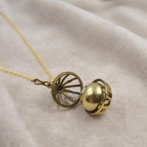 ヴィンテージゴールドケージロケットネックレス、ハーモニーボールペンダント、アロマセラピーディフューザーロケット、ボヘミアンジュエリーギフト、記念球体ネックレス