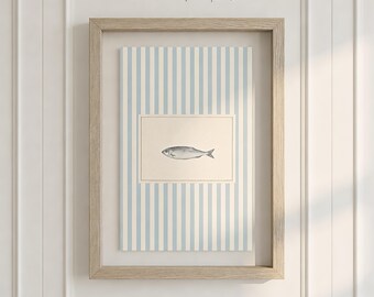 Puede incluir: Una lámina de arte mural enmarcada que presenta un panel central rectangular de color crema con una ilustración detallada en blanco y negro de un pez, sobre un fondo de rayas verticales de color azul claro y blanco. El texto Everlane Prints Co. aparece sobre el marco.