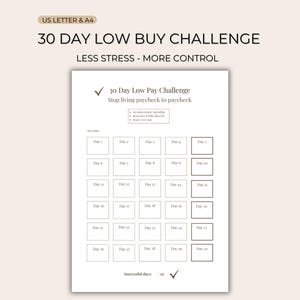 Könnte beinhalten: Ein weißes, bedruckbares 30-Tage-Low-Buy-Challenge-Blatt mit einem Raster aus Kästchen für jeden Tag. Der Text "30 DAY LOW BUY CHALLENGE" steht oben, darunter "LESS STRESS - MORE CONTROL". Das Blatt enthält eine Checkliste.