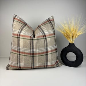 Housse de coussin à carreaux beige sable : coussin décoratif en lin moderne