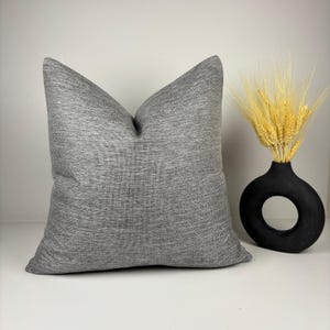 Lichtgrijze linnen kussensloop met textuur, modern massief kussen, neutrale linnen look sierkussen voor bank of bed, euro spreidkussen