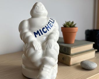 Figura decorativa in ceramica smaltata nello stile di un omino Michelin – Fatta a mano