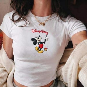 Pu&ograve; includere: Un cartello in legno rustico con la scritta "Welcome to our home" in lettere bianche. Il cartello presenta una finitura invecchiata e un design semplice e invitante, ideale per l'arredamento dell'ingresso.