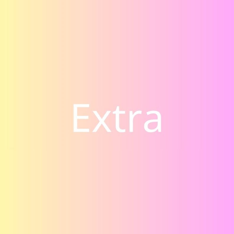 Puede incluir: Un fondo degradado pastel, que transiciona del amarillo al rosa, con la palabra "Extra" en texto blanco. La imagen tiene una apariencia suave y difuminada.