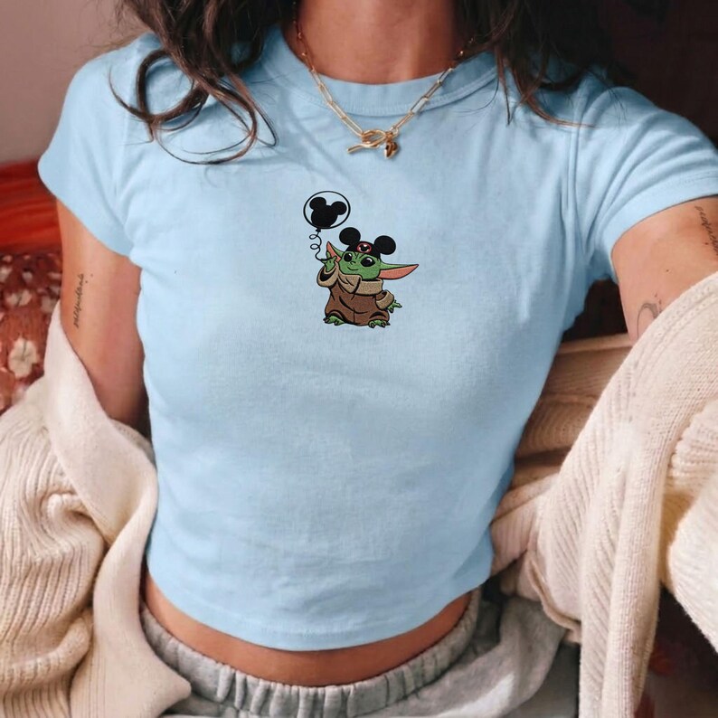 Broderad Baby Yoda babytröja, Grogu Mickey ballongkort tröja, Star Wars Disney-tröja, WDW-resa, Disneyland-semesteroutfit bild 2