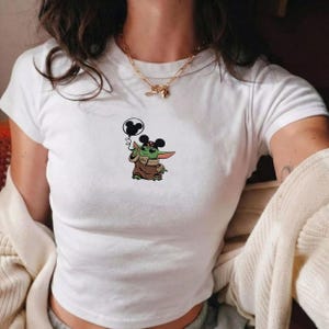 Broderad Baby Yoda babytröja, Grogu Mickey ballongkort tröja, Star Wars Disney-tröja, WDW-resa, Disneyland-semesteroutfit bild 1