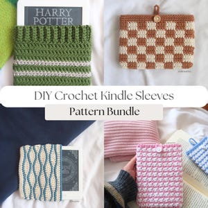 Könnte beinhalten: Eine Sammlung handgefertigter gehäkelter Kindle-Hüllen in verschiedenen Designs und Farben. Das Bild zeigt eine grün-weiß gestreifte Hülle mit einem "Harry Potter"-Buch, eine braun-beige karierte Hülle und weitere gemusterte Hüllen. Der Text lautet "DIY Crochet Kindle Sleeves Pattern Bundle."