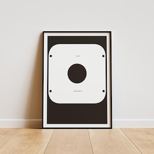 Puede incluir: Impresión artística enmarcada en blanco y negro. La impresión presenta un gran cuadrado blanco con esquinas redondeadas y un círculo negro en el centro. Las palabras "sweet heart" y "gravity knows me" están impresas en la obra de arte.