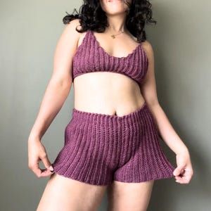 Può includere: Cartello in legno fatto a mano con la scritta "Welcome" in un carattere giocoso. Il cartello bianco con finitura invecchiata presenta un piccolo cuore decorativo, adatto per interni o esterni.