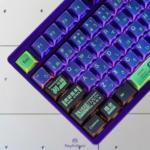 Puede incluir: Un teclado mecánico personalizado con una carcasa y teclas moradas. Las teclas tienen caracteres japoneses y letras inglesas, con un degradado de color azul y morado. Algunas teclas muestran texto como "EVANGELION 01" y "ANGEL ATTACK".