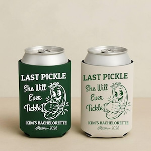 Puede incluir: Dos fundas para latas, una verde oscuro y otra blanquecina, cada una con una lata plateada en su interior. Las fundas presentan el texto "LAST PICKLE She Will Ever Tickle" y una ilustración de pepinillo de dibujos animados. También se incluye el texto "KIM'S BACHELORETTE Miami • 2026".