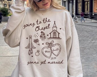 Sudadera con nombre personalizado para novia, sudadera de cuello redondo Coquette Future Mrs, suéter Going to the Chapel, regalo de compromiso personalizado, camisa Something Blue