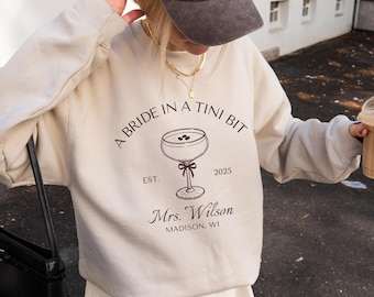 Eine Braut in einem Tini Bit Braut Sweatshirt Espresso Martini Rundhalsausschnitt Benutzerdefinierte Zukunft Frau Sweatshirt Geschenk für die Braut