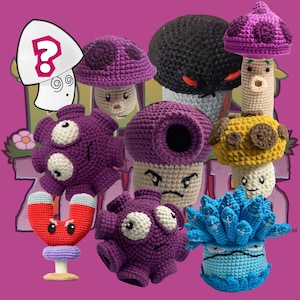 Puede incluir: Una colección de figuras de ganchillo hechas a mano, que incluyen varios personajes con forma de hongo en tonos morado, negro, amarillo y azul. Algunas figuras tienen caras expresivas, mientras que otras presentan diseños únicos. El fondo es de color rosa liso.