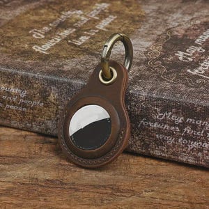 Leather AirTag Keychain Case – Protective Holder with Key Ring for Apple AirTags, Ideal for Keys, Pets, Wallets & Luggage Tracking
