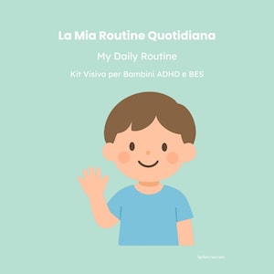 Può includere: Una grafica verde chiaro con un bambino in stile cartoon con capelli castani e maglietta blu che saluta. Il testo recita: La Mia Routine Quotidiana, My Daily Routine, Kit Visivo per Bambini ADHD e BES. In basso a destra: SpilloCreazioni.