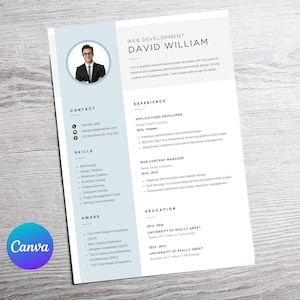 Peut inclure: Un modèle de CV professionnel en bleu clair et blanc, avec le nom David William. Il comprend les coordonnées, les compétences, l'expérience et l'éducation. Le logo Canva est visible en bas à gauche du document.