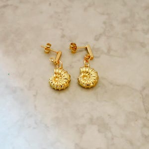 Boucles d'oreilles puces rectangulaires en forme de coquillage spirale doré | Bijoux d'été magnifiques pour la plage