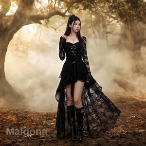 Könnte beinhalten: Ein schwarzes Gothic-Kleid mit langen Spitzenärmeln, einem Korsett-Oberteil und einem High-Low-Rock. Das Kleid hat eine Spitzenschleppe und wird mit schwarzen Stiefeln kombiniert. Das Wort "Malgona" ist unten links sichtbar.
