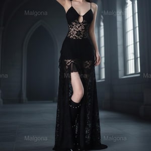 Könnte beinhalten: Ein bodenlanges schwarzes Spitzenkleid mit dünnen Spaghettiträgern, einem kreisförmigen Ausschnitt an der Brust und einem hohen Seitenschlitz. Das Kleid ist mit komplizierten Blumenmustern verziert und trägt das Wort Malgona.