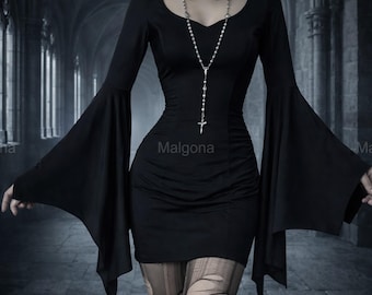 Puede incluir: Un vestido corto negro de manga larga con mangas acampanadas anchas y escote redondo. La prenda se combina con un collar tipo gargantilla negro que tiene una cadena plateada y un colgante de cruz, junto con medias negras estampadas y desgastadas.