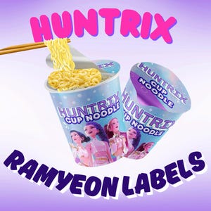 Può includere: Due contenitori di Huntrix Cup Noodle con il testo "Huntrix Cup Noodle" e "Ramyeon Labels". Una tazza è aperta, mostrando noodles sollevati con le bacchette. Le tazze hanno un design blu e viola con illustrazioni di donne.