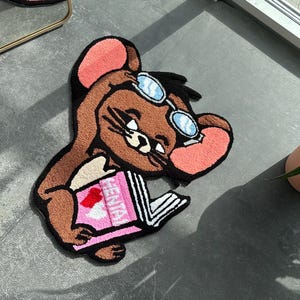 Tappeto trapuntato con motivo di topo dei cartoni animati, toppe intercambiabili, decorazione fatta a mano.