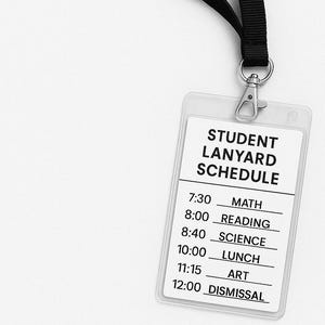 Könnte beinhalten: Ein durchsichtiges Schülerausweis-Lanyard mit einem schwarzen Lanyard-Band. Die Lanyard-Karte zeigt einen Stundenplan mit dem Text "STUDENT LANYARD SCHEDULE" und listet Fächer wie Mathe, Lesen, Naturwissenschaften, Mittagessen, Kunst und Entlassung auf.