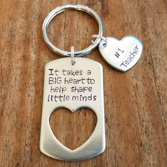 Lehrer-Geschenk-Herz-Erkennungsmarke-Schlüsselanhänger Es braucht ein  großes Herz, um zu helfen, kleine Köpfe zu formen - .de