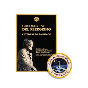 Op de afbeelding: Een zwart rechthoekig Credencial del Peregrino-document van de Catedral de Santiago met een gouden sint-jakobsschelp, een standbeeld van een bebaarde figuur en tekst, naast een ronde geborduurde patch met een kruis, maan en zeeafbeelding.