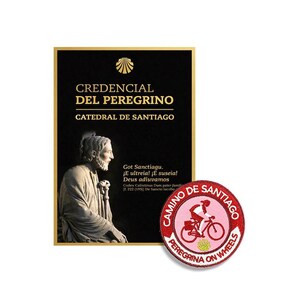 Może przedstawiać: Prostokątny dokument Credencial del Peregrino z Catedral de Santiago z posągiem i tekstem, w połączeniu z okrągłą haftowaną naszywką przedstawiającą rowerzystę oraz napis Camino de Santiago Peregrina on Wheels.