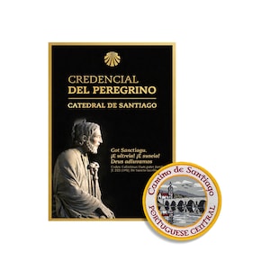 Peut inclure: Un document rectangulaire noir Credencial del Peregrino avec une coquille Saint-Jacques dorée, le texte Catedral de Santiago et une statue de personnage barbu, accompagné d'un écusson brodé rond illustrant un pont en pierre avec du texte rouge.