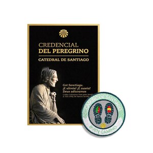 Peut inclure: Un document d'identification rectangulaire noir intitulé Credencial del Peregrino Catedral de Santiago avec une icône de coquille Saint-Jacques dorée et une statue, accompagné d'un écusson brodé circulaire montrant deux empreintes et le texte Camino de Santiago.
