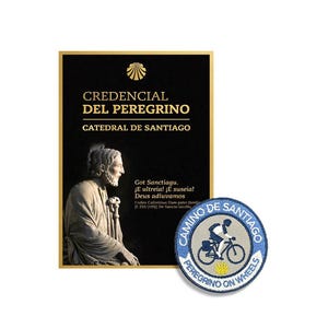 Puede incluir: Un documento rectangular Credencial del Peregrino de la Catedral de Santiago con una estatua de Santiago y un parche bordado circular que muestra a un ciclista con el texto Camino de Santiago Peregrino on Wheels.