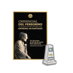 Könnte beinhalten: Ein rechteckiges Credencial del Peregrino Dokument der Catedral de Santiago mit einem goldenen Jakobsmuschel-Symbol, Text und einer Statue, kombiniert mit einem grauen gestickten Aufnäher eines Meilensteins mit gelber Muschel und Pfeil.