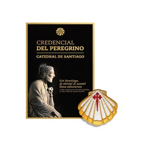 Op de afbeelding: Een zwart rechthoekig Credencial del Peregrino-document van de Catedral de Santiago met een gouden sint-jakobsschelppictogram, een standbeeld van een bebaarde figuur en tekst waaronder Got Sanctiagu, naast een geborduurde wit-gouden sint-jakobsschelppatch met een rood kruis.