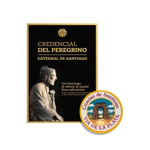 Op de afbeelding: Een rechthoekig Credencial del Peregrino document van de Catedral de Santiago met een gouden sint-jakobsschelp, tekst en een standbeeld van een bebaarde figuur, naast een ronde geborduurde patch met een stenen boog.