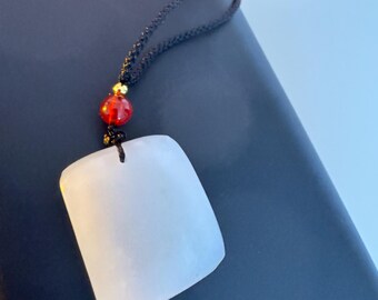 Collar minimalista con colgante de nefrita blanca / Cordón ajustable