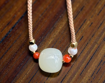Collar con colgante de jade nefrita blanca, hecho a mano, con cordón ajustable — Joyería minimalista, regalo para mujer