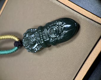 Colgante Vajra de Jade Nefrita Natural – Amuleto de Jade Fino Tallado a Mano de Color Verde Oscuro