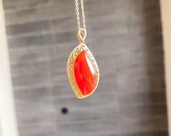 Colgante HeWan de ágata roja • Montura de oro de 18 quilates y diamantes, cadena de plata de ley