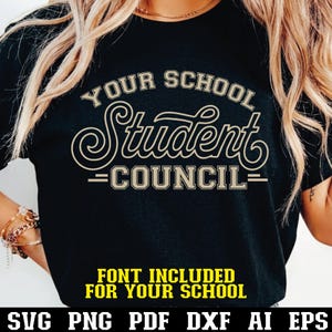 Peut inclure: T-shirt noir avec l'inscription "YOUR SCHOOL Student COUNCIL" en beige, dans un style vintage. En dessous, on peut lire "FONT INCLUDED FOR YOUR SCHOOL" et des options de type de fichier.