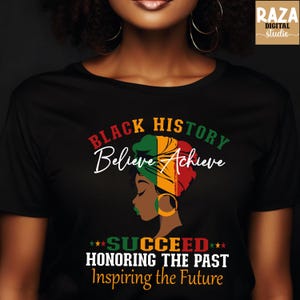 Pode incluir: Camiseta preta com um design gráfico que celebra a História Negra. O design inclui o texto "BLACK HISTORY Believe Achieve" e "SUCCEED HONORING THE PAST Inspiring the Future". O gráfico apresenta o perfil de uma mulher com um lenço colorido.
