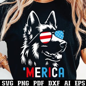 Peut inclure: T-shirt noir avec un dessin blanc d'un chien portant des lunettes de soleil avec un verre à rayures rouges et blanches et un verre bleu avec des étoiles blanches. Le mot "'MERICA" est imprimé en dessous du chien en rouge et bleu.