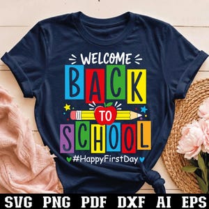 Könnte beinhalten: Ein marineblaues T-Shirt mit dem Text "WELCOME BACK TO SCHOOL" in bunten Blockbuchstaben. Das Design enthält eine gelbe Bleistiftgrafik mit einem roten Apfelsymbol und den Hashtag "#HappyFirstDay", der in Weiß unten aufgedruckt ist.