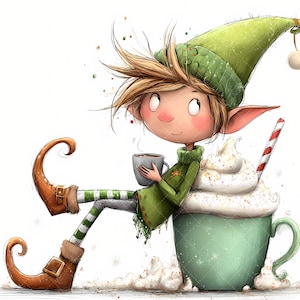 Puede incluir: Ilustración caprichosa de un duende navideño con cabello rubio, que lleva un gorro y un suéter verdes, sosteniendo una taza gris. El duende está posado en una taza verde grande llena de crema batida y un bastón de caramelo. El duende tiene botas marrones y pantalones a rayas verdes y blancas.