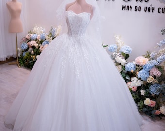 Vestido de novia de princesa sin tirantes: lujoso vestido de novia de tul brillante con apliques de encaje y cuentas, un elegante vestido de cuento de hadas.