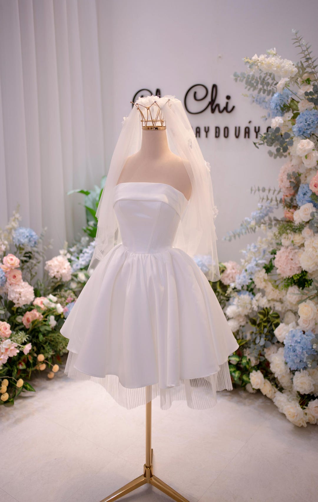 Simple Strapless Short White Wedding Dress - Minimalist Mini Bridal Gown, Elegant Reception Dress with Veil, Courthouse Elopement Outfit