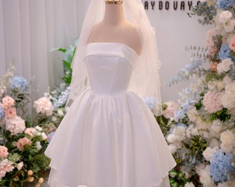 Simple Strapless Short White Wedding Dress – Minimalist Mini Bridal Gown, Elegant Reception Dress with Veil, Courthouse Elopement Outfit