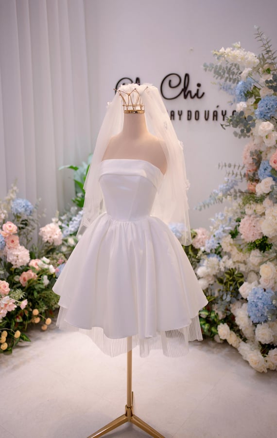 Simple Strapless Short White Wedding Dress - Minimalist Mini Bridal Gown, Elegant Reception Dress with Veil, Courthouse Elopement Outfit Simple Strapless Short White Wedding Dress - Minimalist Mini Bridal Gown, Elegant Reception Dress with Veil, Courthouse Elopement Outfit